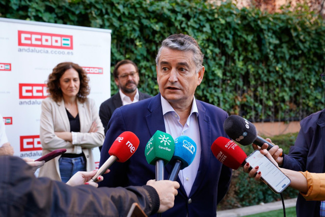 El consejero de la Presidencia, Antonio Sanz, atiende a los medios en la apertura de unas jornadas de CCOO en presencia de su secretaria general en la comunidada autónoma, Nuria López, y el delegado del Gobierno andaluz en Granada, Antonio Granados