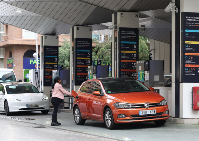 Una mujer repostando en una gasolinera, a 9 de octubre de 2024, en Madrid (España).  Los precios del petróleo detienen su aumento y descienden cerca del 2% por la decepción de los inversores ante la falta de nuevos incentivos en China.