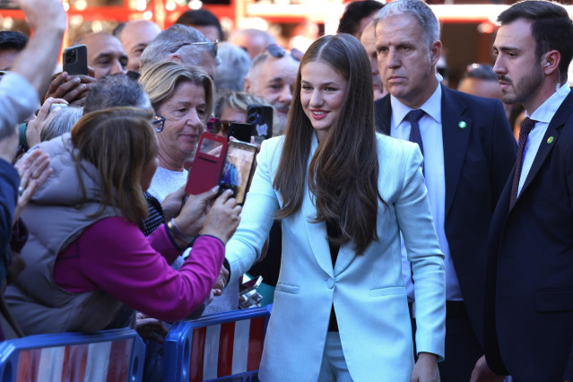 La Princesa Leonor saluda a los ciudadanos a su llegada al edificio Histórico de la Universidad de Oviedo para asistir a la entrega a la Princesa Leonor de la Medalla de Asturias, a 24 de octubre de 2024, en Oviedo, Asturias (España). Coincidiendo con su