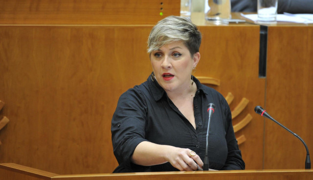 La diputada del Grupo Socialista, Soraya Vega, en su intervención en el Pleno de la Asamblea.