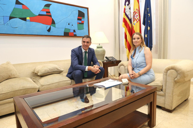 Archivo - El presidente del Gobierno, Pedro Sánchez, se reúne por primera vez con la presidenta del Govern, Marga Prohens, en Consolat de Mar, a 30 de julio de 2024, en Palma de Mallorca, Mallorca, Baleares (España).