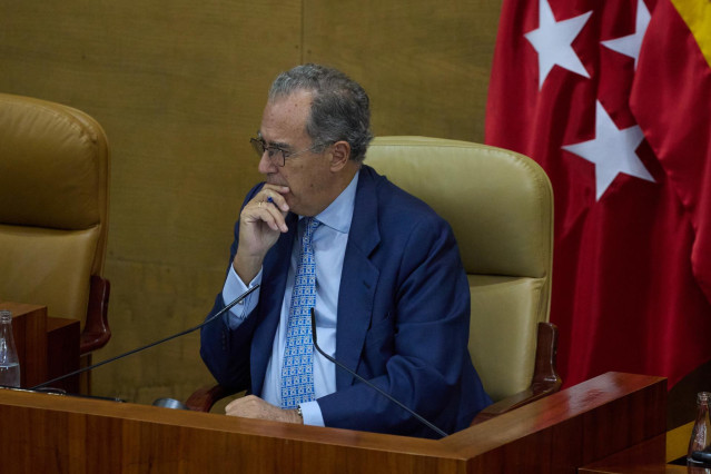 El presidente de la Asamblea de Madrid, Enrique Ossorio, durante un pleno en la Asamblea de Madrid, a 24 de octubre de 2024, en Madrid (España). La presidenta de la Comunidad de Madrid, y la oposición se ven las caras hoy en el Pleno de la Asamblea de Mad