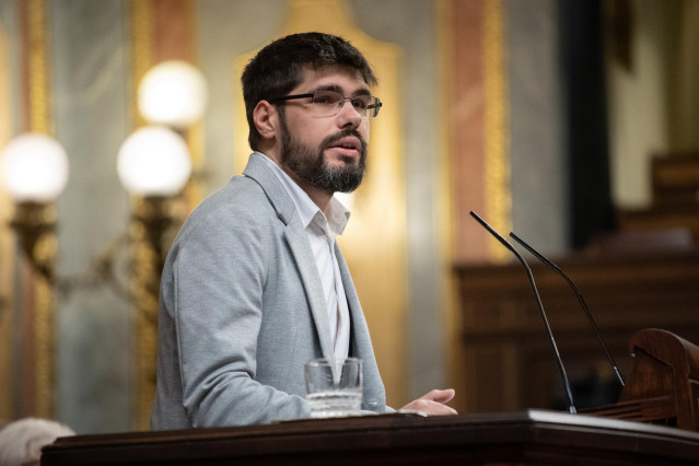 El diputado de Sumar Lander Martínez interviene durante una sesión plenaria, en el Congreso de los Diputados, a 8 de octubre de 2024, en Madrid