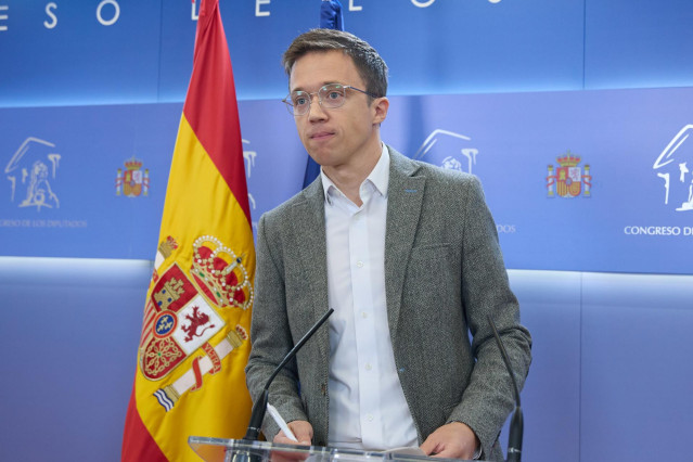 El portavoz de Sumar Iñigo Errejón durante una rueda de prensa posterior a la reunión de la Junta de Portavoces, en el Congreso de los Diputados