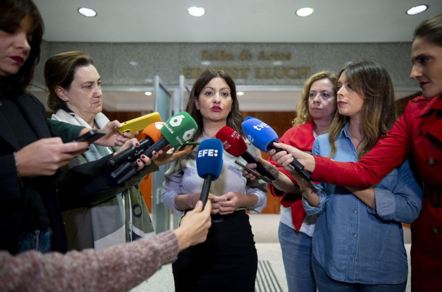 La ministra de Juventud e Infancia, Sira Rego, atiende a los medios de comunicación a su llegada a la jornada 'Towards Barnahus Spain Phase II', en el Ministerio de Juventud e Infancia, a 25 de octubre de 2024, en Madrid (España). La Barnahus es un modelo