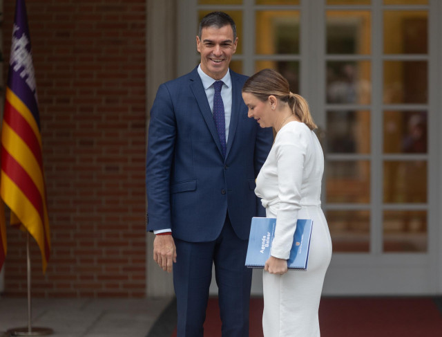 El presidente del Gobierno, Pedro Sánchez, mantiene un encuentro con la presidenta del Govern balear, Marga Prohens, en el Complejo de La Moncloa, a 25 de octubre de 2024, en Madrid (España). Este encuentro forma parte de la ronda de reuniones que el pres