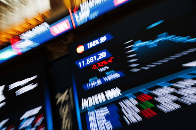 Paneles del Ibex en el Palacio de la Bolsa de Madrid, a 30 de septiembre de 2024, en Madrid (España).