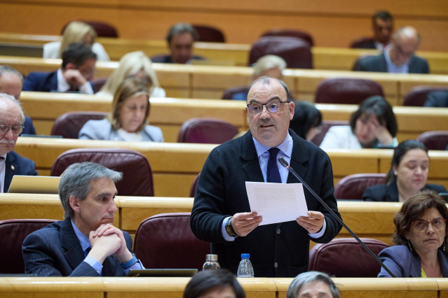 Archivo - El senador de PNV, Luis Uribe-Etxebarría, durante una sesión plenaria en el Senado, a 23 de abril de 2024, en Madrid