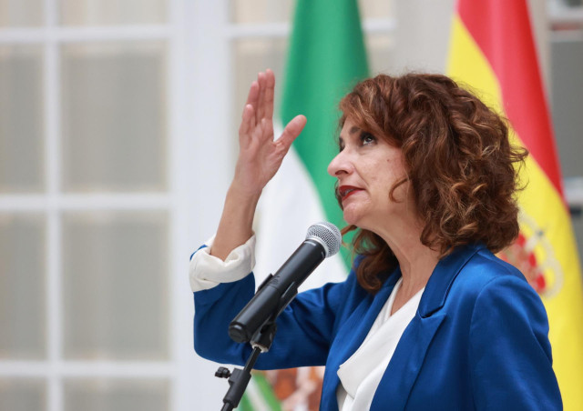 La vicepresidenta primera del Gobierno y ministra de Hacienda, María Jesús Montero, este viernes en declaraciones a los medios en Sevilla antes de participar en la clausura de unas jornadas de la Intervención General del Estado.
