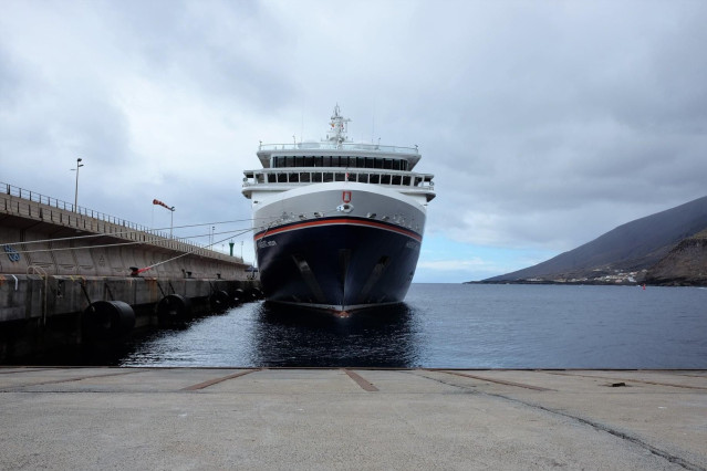 Crucero en el puerto de La Estaca (El Hierro).