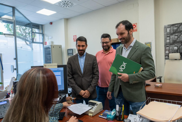 El portavoz adjunto del Grupo Parlamentario VO, Álvaro Sánchez-Ocaña, registra una iniciativa en la Asamblea