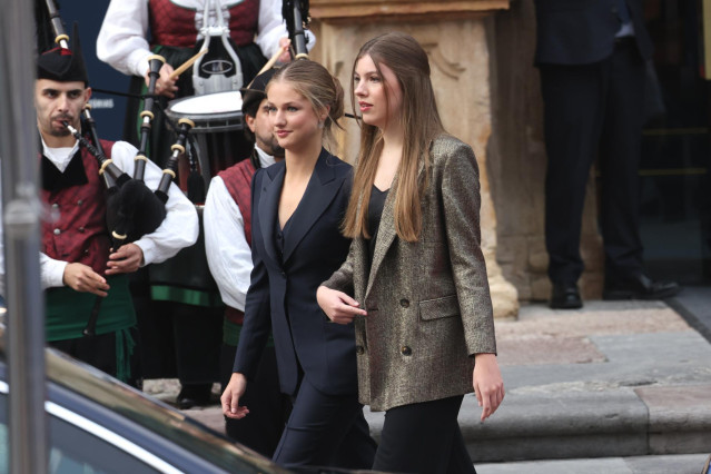 La Princesa Leonor y la Infanta Sofía a la salida del Hotel Reconquista para dirigirse al Teatro Campoamor ante la ceremonia de entrega de los 'Premios Princesa de Asturias 2024', a 25 de octubre de 2024, en Oviedo, Asturias (España).