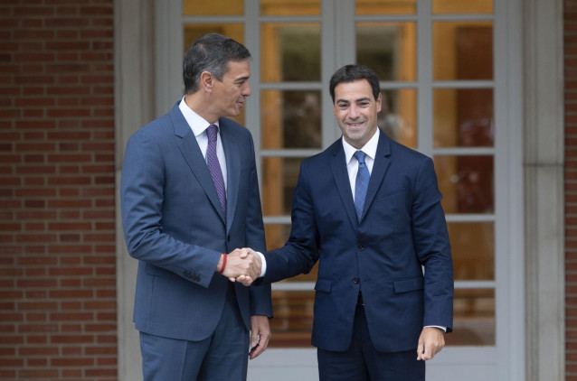 Archivo - El presidente del Gobierno, Pedro Sánchez (i), recibe al lehendakari Imanol Pradales (d), en el Complejo de La Moncloa,  septiembre de 2024, en Madrid (España).