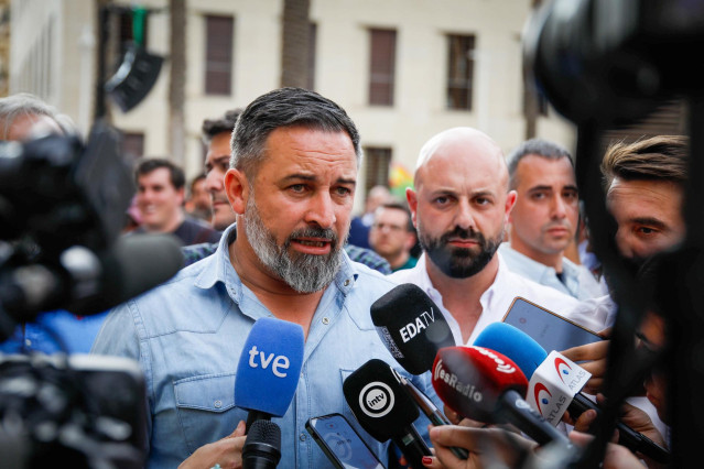 Archivo - El líder de Vox, Santiago Abascal, en una atención a medios.