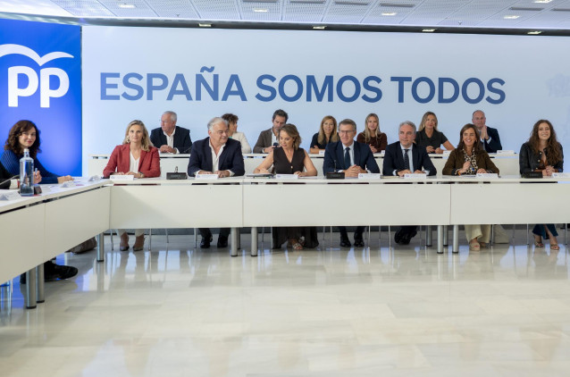 Archivo - (I-D) La presidenta de la Comunidad de Madrid y presidenta del PP madrileño, Isabel Díaz Ayuso; la vicesecretaria nacional de Desarrollo Sostenible del Partido Popular, Paloma Martín; el vicesecretario de Acción Institucional del PP, Esteban Gon