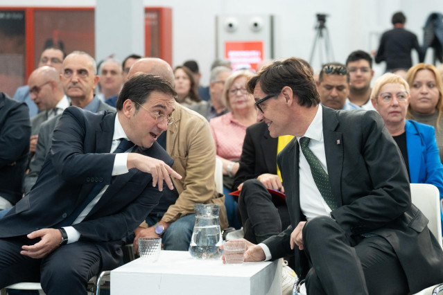 Archivo - El ministro de  líder del PSC, Salvador Illa (i) y el ministro de Asuntos Exteriores, Cooperación y Unión Europea en funciones, José Manuel Albares (d), durante la inauguración del seminario del PSC 'Alianza estratégica UE: retos y oportunidades