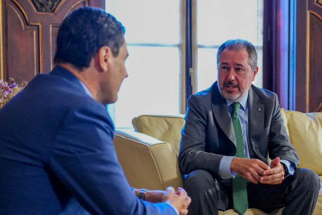 Archivo - El presidente de la Junta de Andalucía, Juanma Moreno (i) con el  secretario general del PSOE A, Juan Espadas (d), en una imagen reciente.