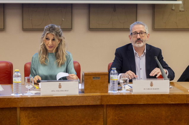 La vicepresidenta del Gobierno, Yolanda Díaz, y el portavoz económico de Sumar, Carlos Martín, durante la jornada parlamentaria organizada por Sumar en el Congreso de los Diputados, a 17 de octubre de 2024, en Madrid (España).
