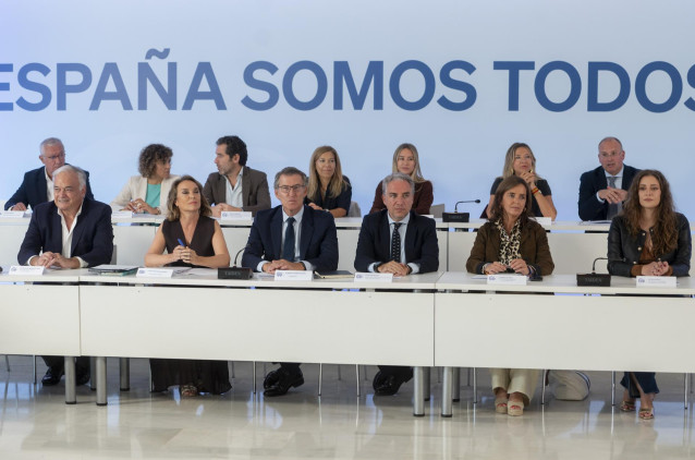 Archivo - (I-D) El vicesecretario de Acción Institucional del PP, Esteban González Pons; la secretaria general del Partido Popular, Cuca Gamarra; el presidente del PP, Alberto Núñez Feijóo; el vicesecretario de Coordinación Autonómica y Local y Análisis E