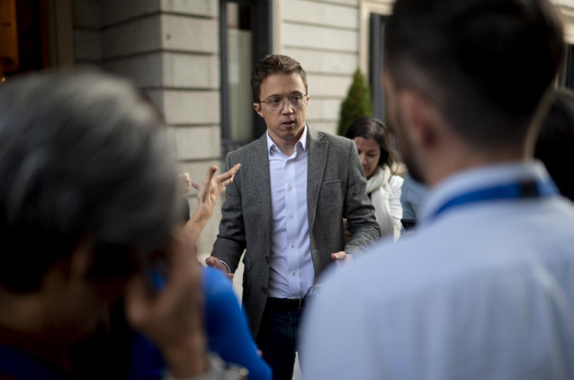(Foto de ARCHIVO)  El portavoz de Sumar en el Congreso, Íñigo Errejón, a su salida de una sesión plenaria, en el Congreso de los Diputados, a 22 de octubre de 2024, en Madrid (España). El Congreso vota la toma en consideración de dos iniciativas legislati