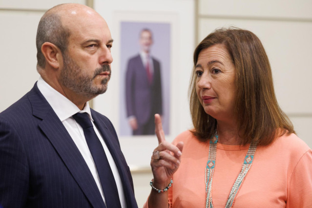 Archivo - El presidente del Senado, Pedro Rollán y la presidenta del Congreso de los Diputados, Francina Armengol, conversan a su llegada a la reunión de presidentes de la COSAC en el Senado, a 18 de septiembre de 2023, en Madrid (España). Los presidentes