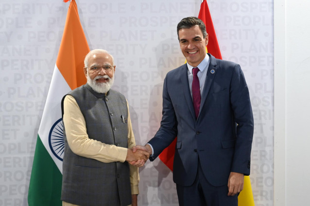 Archivo - El presidente del Gobierno de España, Pedro Sánchez (d), y el primer ministro de India, Narendra Modi (i), en la segunda jornada de la cumbre del G20, a 31 de octubre de 2021, en Roma (Italia). El G20 ha llegado a un acuerdo sobre el techo máxim