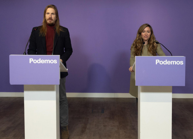 Archivo - El portavoz de Podemos, Pablo Fernández y la secretaria de Acción Institucional de Podemos, María Teresa Pérez, durante una rueda de prensa, en la sede de Podemos, a 18 de diciembre de 2023, en Madrid (España).
