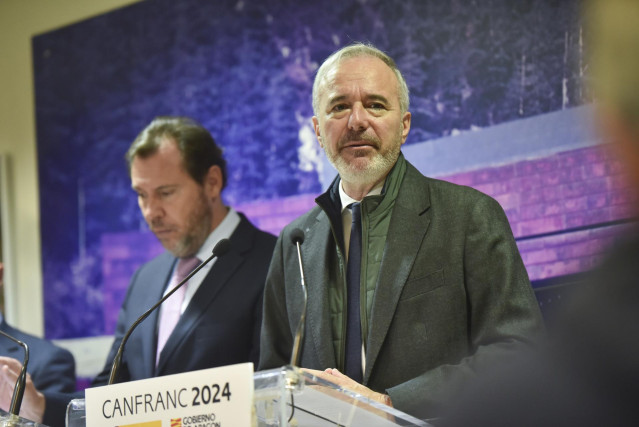 El ministro de Transportes y Movilidad Sostenible, Óscar Puente, mantiene un encuentro con el presidente de Aragón, Jorge Azcón, el Centro de Control de Carreteras de Canfranc, a 25 de octubre de 2024, en Canfranc, Huesca, Aragón (España). El ministro se