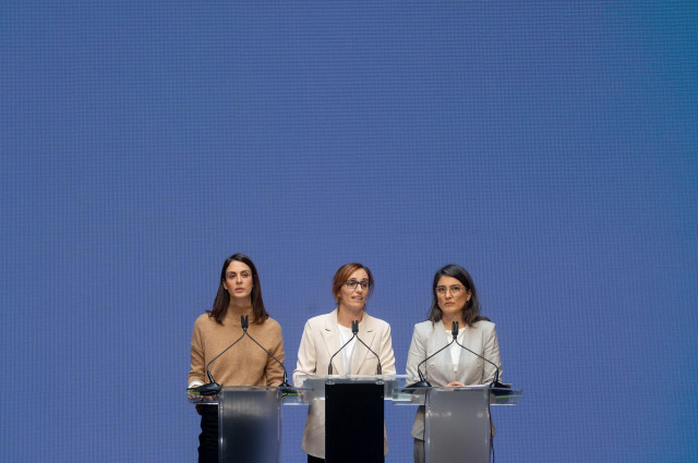 La coportavoz de Más Madrid Rita Maestre junto a Mónica García y Manueal Bergerot