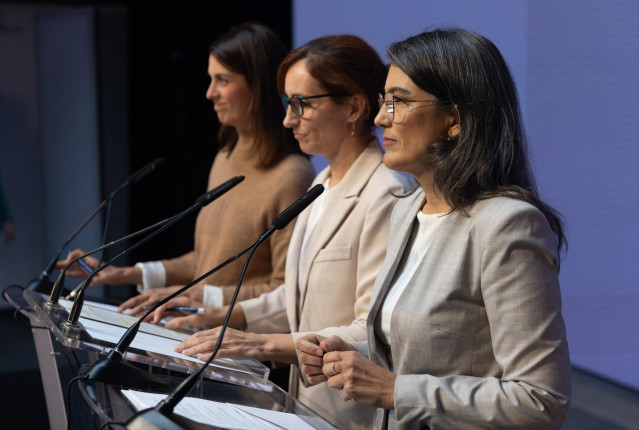 (I-D) Las coportavoces de Más Madrid Mónica García, Manuela Bergerot y Rita Maestre, durante una rueda de prensa, a 28 de octubre de 2024, en Madrid (España).