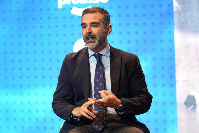 El consejero de Agricultura, Pesca, Agua y Desarrollo Rural, Ramón Fernández-Pacheco, este lunes en Huelva.
