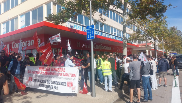 Concentración de los trabajadores del transporte de pasajeros de Baleares frente a la sede de la FETB durante la jornada de huelga.