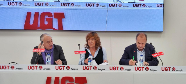 El secretario general de UGT, Pepe Álvarez, a la izquierda, antes de tomar la palabra en la reunión de delegados del sindicato este lunes en Zaragoza.