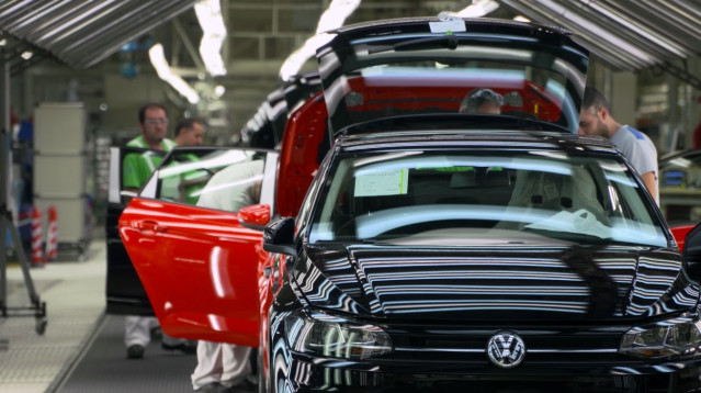 Archivo - Las acciones de Volkswagen caen un 1,03% el día en el que amenaza con el cierre de tres plantas en Alemania.