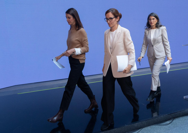 (I-D) Las coportavoces de Más Madrid Rita Maestre, Mónica García y Manuela Bergerot, a su salida de una rueda de prensa, a 28 de octubre de 2024, en Madrid (España).