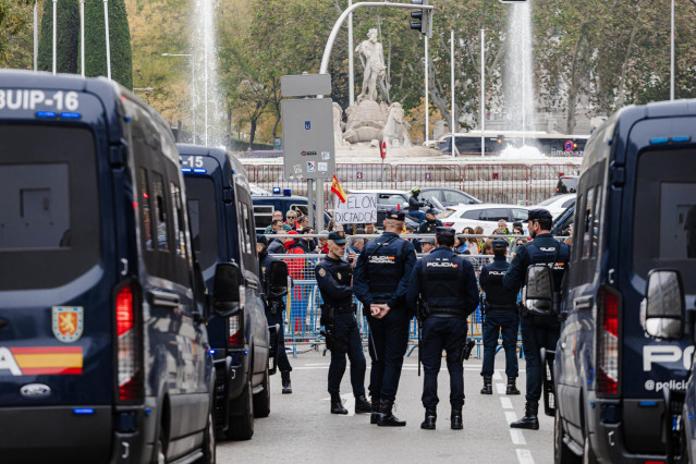 Archivo - Agentes de la Policía Nacional durante una manifestación contra la investidura de Pedro Sánchez el día en que se celebra en el Congreso de los Diputados el la segunda sesión del pleno en el que se le nombrará de nuevo presidente, a 16 de noviemb