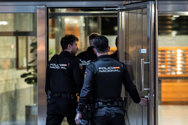 Varios agentes de Policía Nacional y de la funeraria entran al lugar donde han sucedido los hechos, en la Plaza de los Cubos, a 15 de octubre de 2024, en Madrid (España).