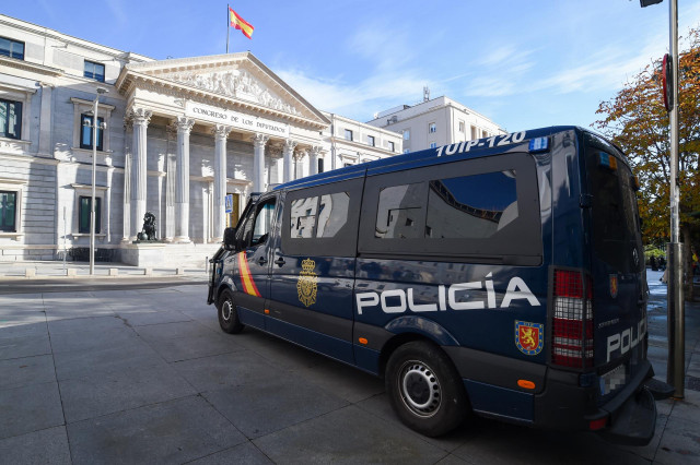 Archivo - Un furgón de la Policía Nacional controla la zona del Congreso de los Diputados el día en el que PSOE y Junts han cerrado un acuerdo para la investidura, a 9 de noviembre de 2023, en Madrid (España). PSOE y Junts han cerrado un acuerdo para inve