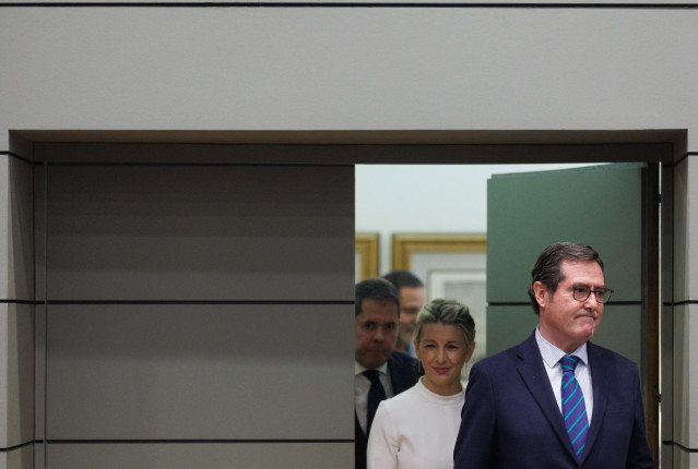 Archivo - (I-D) El presidente de CEPYME, Gerardo Cuerva, la vicepresidenta segunda y ministra de Trabajo y Economía Social, Yolanda Díaz, y el presidente de la CEOE, Antonio Garamendi.