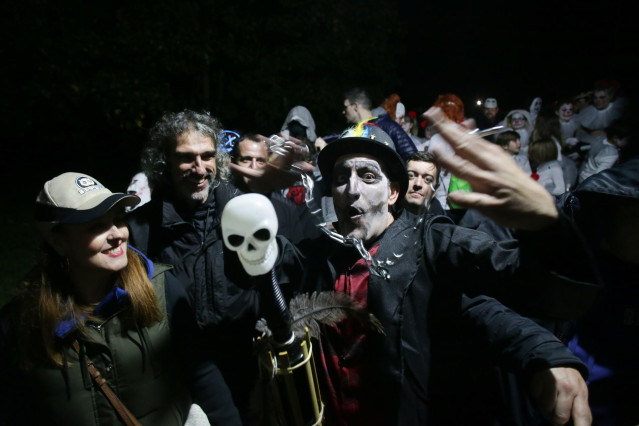 Archivo - Varias personas disfrazadas por Halloween, a 30 de octubre de 2022, en Quiroga, Lugo, Galicia (España).
