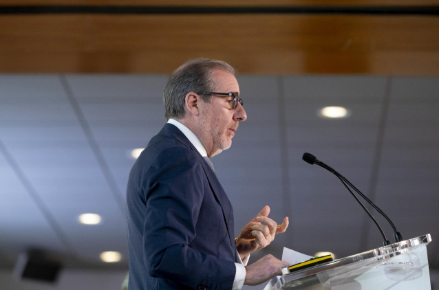 Archivo - El consejero delegado de Banco Santander, Héctor Grisi, interviene durante una  presentación de resultados del primer semestre de Banco Santander, en la ciudad Grupo Santander, a 24 de julio de 2024, en Boadilla del Monte, Madrid (España).