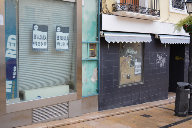 Archivo - Locales en una calle comercial en Huesca.