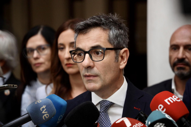 Archivo - El ministro de Presidencia, Félix Bolaños, en declaraciones a la prensa después de  su intervención en el Fórum Europa Nueva Economía a 19 de julio del 2023 en Málaga