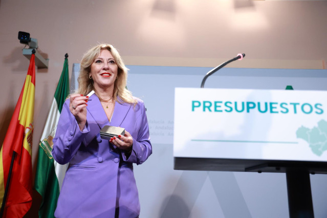 La consejera de Economía, Hacienda y Fondos Europeos Y portavoz del gobierno, Carolina España, interviene en la rueda de prensa posterior al Consejo de Gobierno. A 29 de octubre de 2024, en Sevilla (Andalucía, España). Comparece la consejera de Economía,