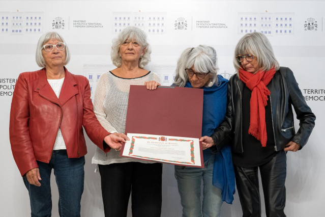 (I-D) Las hermanas de Salvador Puig Antich, Montserrat Puig Antich, Inmaculada Puig Antich, Merçona Puig Antich y Carme Puig Antich durante el acto de entrega de la declaración de Reconocimiento y Reparación a la familia de Salvador Puig Antich, en la sed