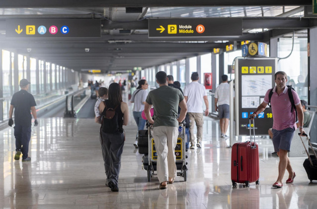 Archivo - Varias personas con maletas en la terminal T4 del aeropuerto Adolfo Suárez Madrid-Barajas, a 30 de agosto de 2024, en Madrid (España).