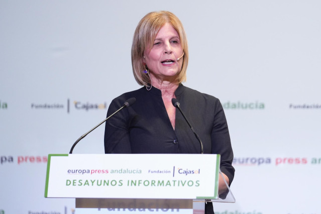 La alcaldesa y presidenta de la Federación Española de Municipios y Provincias (FEMP), María José García-Pelayo, durante su intervención en el encuentro informativo de Europa Press Andalucía. A 11 de octubre de 2024, en Jerez, Cádiz (Andalucía, España).
