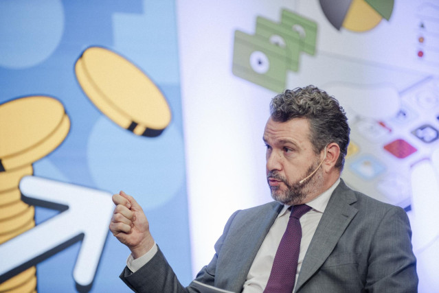 El presidente de la CNMV, Rodrigo Buenaventura, durante la celebración de un debate en el día de la Educación Financiera celebrado en el Banco de España, a 7 de octubre de 2024, en Madrid (España).