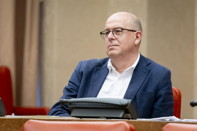Archivo - El diputado del PSC en el Congreso, José Zaragoza, durante la actividad ordinaria de la comisión constitucional el día en el que se constituyen 28 comisiones, en el Congreso de los Diputados, a 4 de diciembre de 2023, en Madrid (España).
