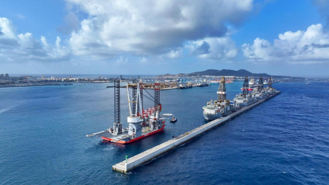 Atraca en el Puerto de Las Palmas el mayor buque de instalación eólica marina del mundo, el Wind Peak